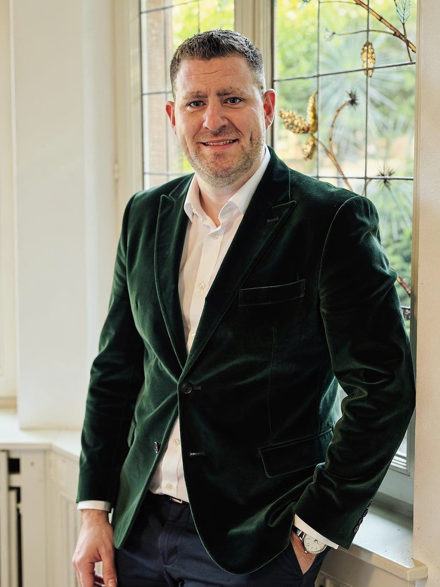 Jöran C. Bayer, Inhaber von Bayer & Bayer Immobilien, am Fenster der Villa Marckwardt