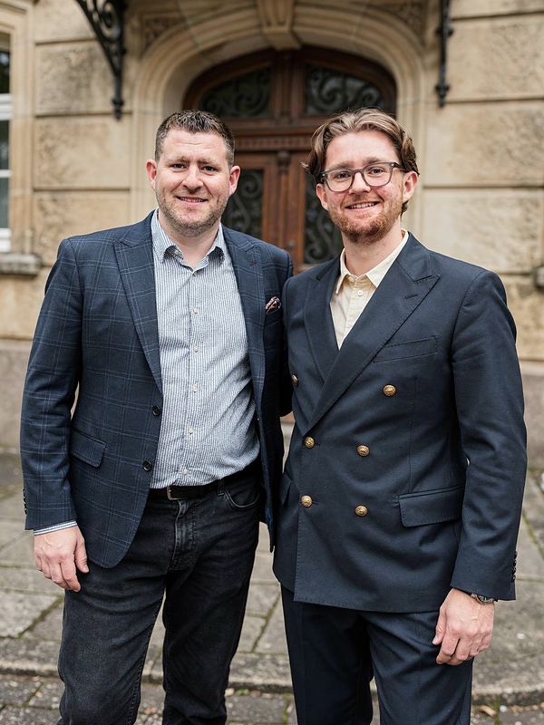 Jöran C. Bayer und Finn C. M. Bayer vor dem Eingang der Villa Marckwardt