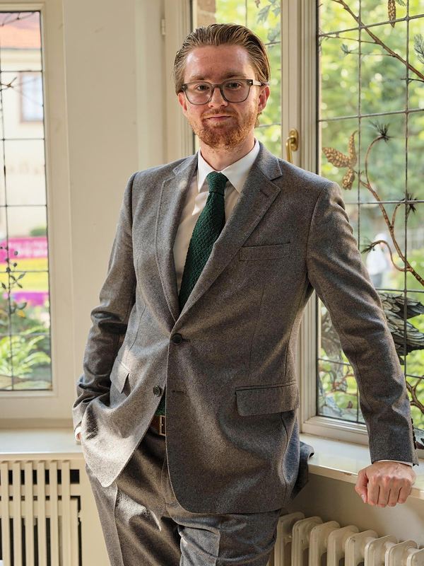 Finn C. M. Bayer am Fenster einer Villa