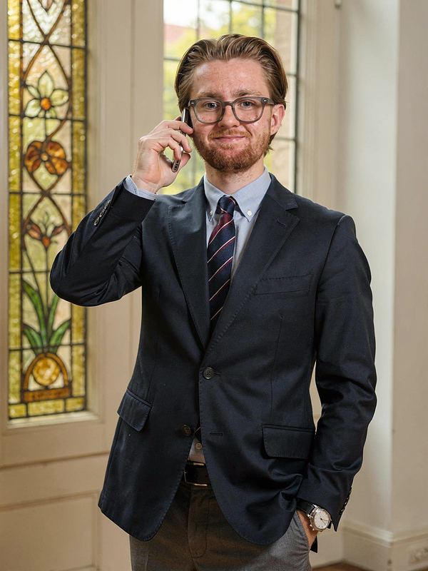 Finn C. M. Bayer telefoniert am Fenster