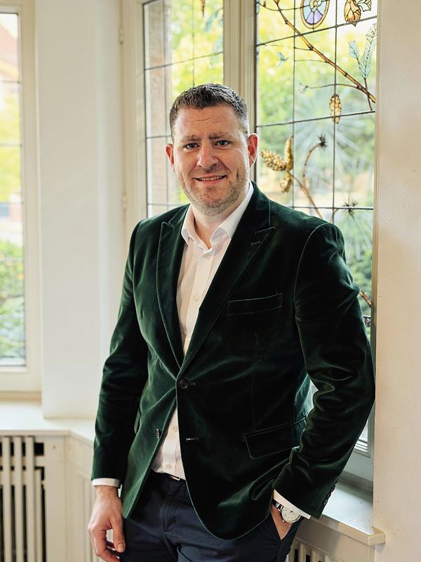 Jöran C. Bayer am Fenster der Villa Marckwardt