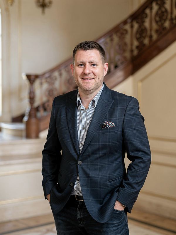 Jöran C. Bayer im Treppenhaus einer Villa